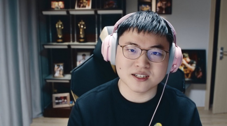 Uzi迎来三赛季出色发挥，独行侠观众热烈欢呼！